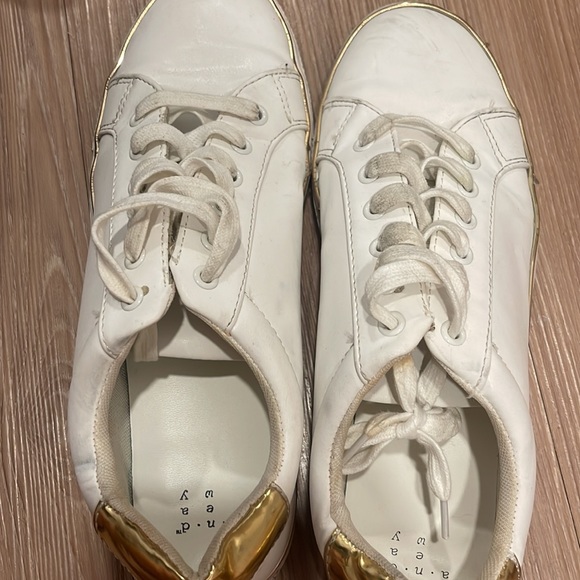 white leather sneakers w gold detail - Picture 5 of 5
